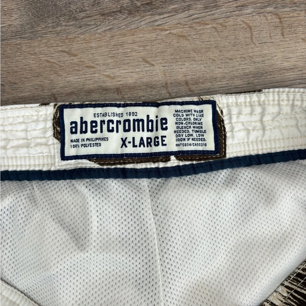 Abercrombie & Fitch Men's Floral Board Shorts - Brown and Cream XL - Picture 8 of 8